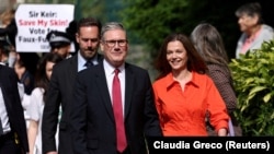 კირ სტარმერი ცოლთან, ვიქტორია სტარმერთან ერთად საპარლამენტო არჩევნებში ხმის მიცემისას.