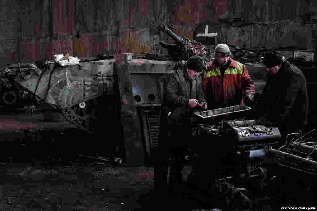 Однією з проблем механіків є робота з технікою, якої немає в українських військових, як-от бойова машина піхоти БМП-3. Кажуть, що російські посібники скачують з ынтернету  