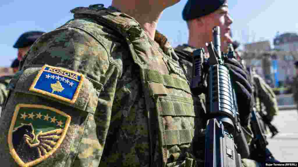 Dvojica pripadnika Kosovskim bezbednosnih snaga postrojeni tokom parade povodom 15. godišnjice nezavisnosti. 