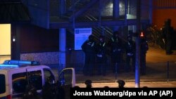 За даними газети Bild, внаслідок стрілянини, яка сталася в церкві Свідків Єгови, загинули семеро людей і ще вісім отримали поранення.