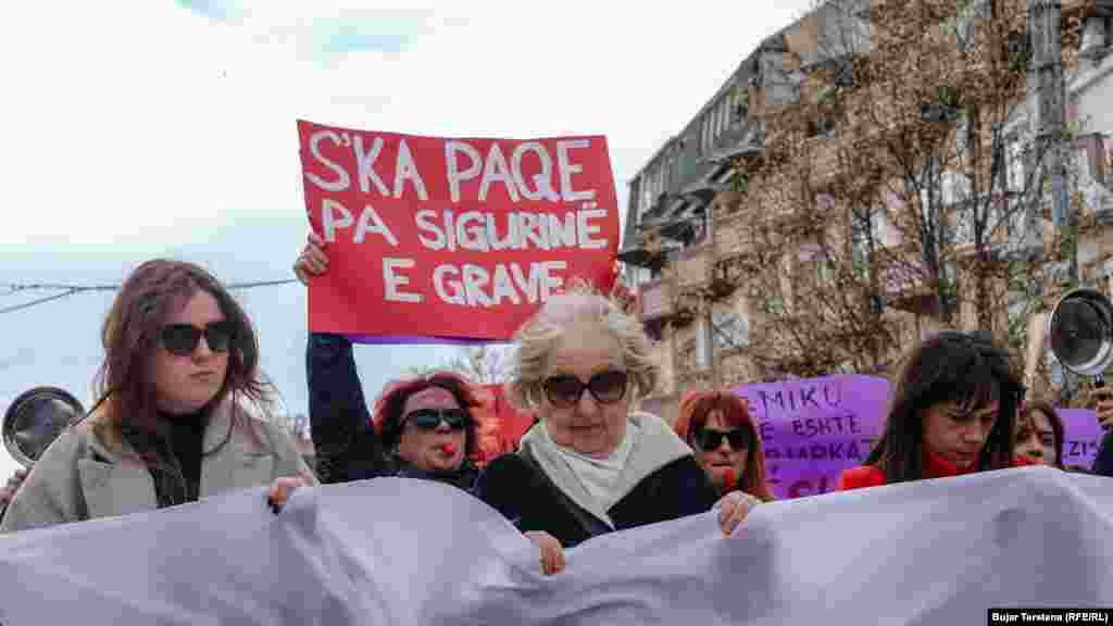 Demonstranti su držali transparente tražeći više bezbednosti za devojke i žene.