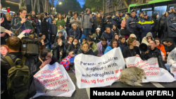 თბილისი. აქონდროპლაზიის მქონე ბავშვების მშობლების და მხარდამჭერების აქცია