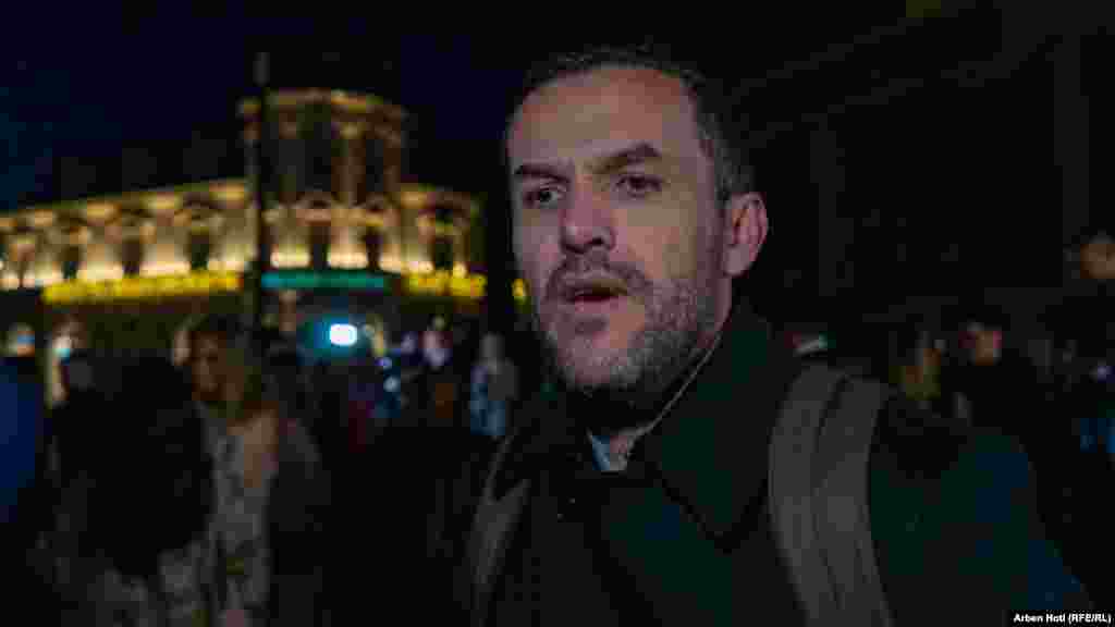 "To je tragedija koja se dogodila u susednoj zemlji, ona nam nužno izaziva traumu, emociju, konfuziju", rekao je Kuštrim Kolići (Kushtrim Koliqi), organizator festivala "Miredita, dobar dan", čiji je cilj da publika Kosova ima priliku da upozna srpsku umetničku i društvenu scenu.  