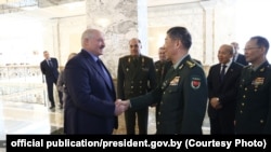 Kineski ministar odbrane Li Šangfu rukuje se s beloruskim predsednikom Aleksandrom Lukašenkom u Minsku 17. avgusta.