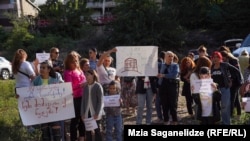 თბილისის მეოთხე საჯარო სკოლის მოსწავლეების მშობლები მოითხოვენ, მათ შვილებს დაუბრუნონ უბნის სკოლები