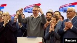 Predsjednik Skupštine Crne Gore Andrija Mandić (desno) na proglašenju izborne pobjede SNS-a Aleksandra Vučića.