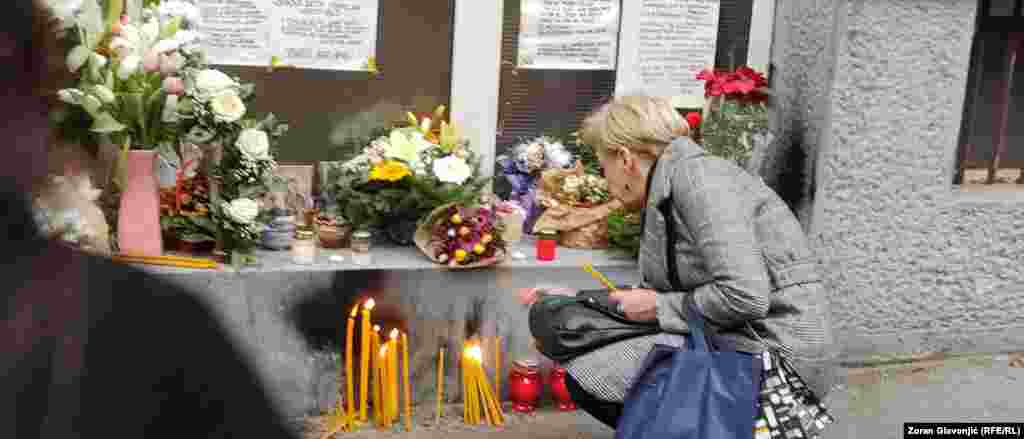 "Neka ovaj skup bude znak naše posvećenosti da se tragedije poput ovih nikada ne zaborave i da zajedno gradimo sigurniji svet za našu decu", navedeno je u pozivu građanima dela roditelja dece osnovne škole "Vladislav Ribnikar" u Beogradu. 