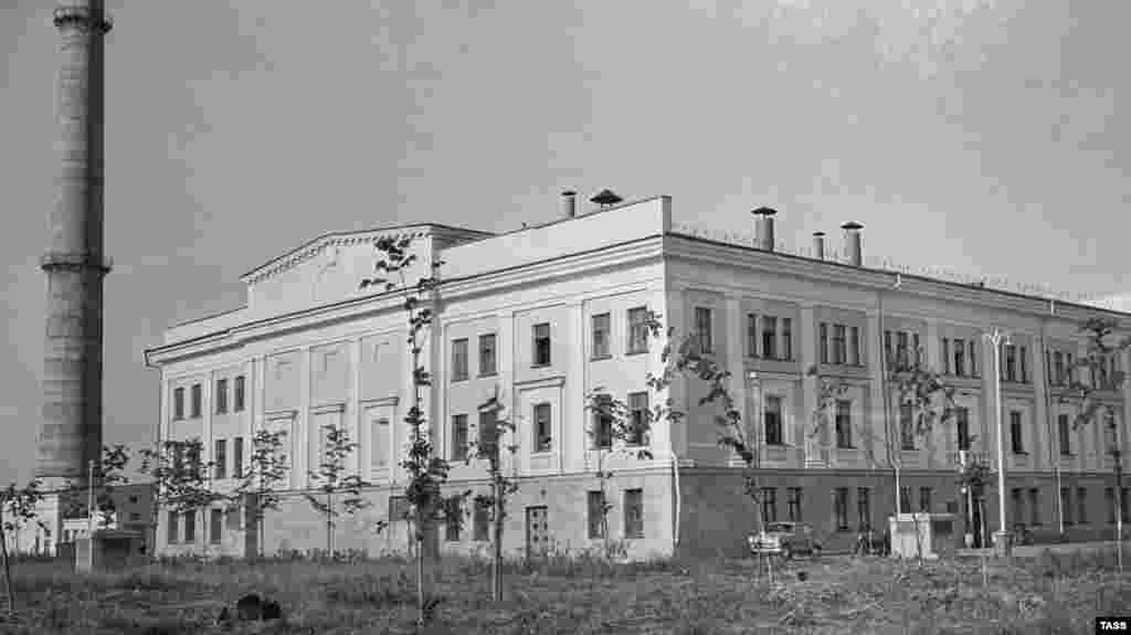 Nuklearna elektrana Obninsk (NPP) snimljena 1957. godine. Unutar ove neugledne zgrade 100 kilometara od Moskve, električna energija proizvedena nuklearnom fisijom je prvi put kanalizirana u električnu mrežu 27. juna 1954.