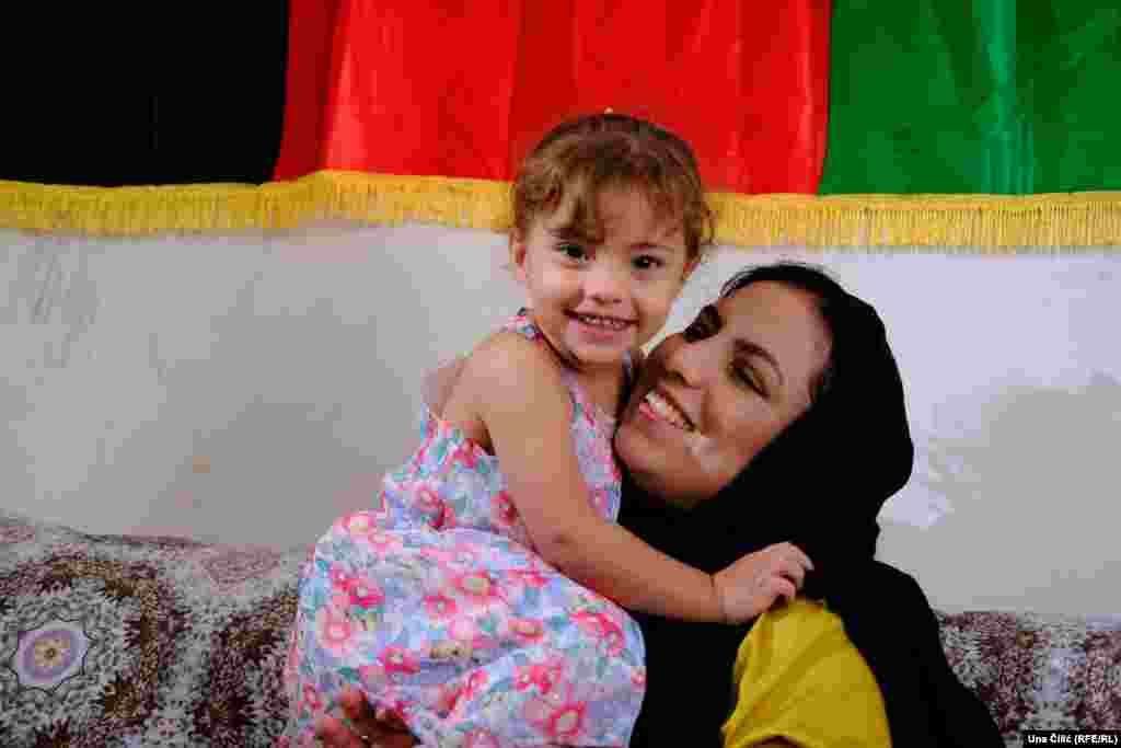 Seema u stanu sa najmlađom kćerkom. Jedan od izazova sa kojima se suočavaju jeste i manjak slobodnih mjesta u vrtićima u okolini. 