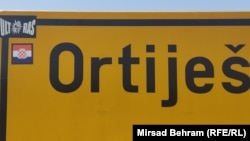 Naljepnice navijačke grupe "Ultras" i šahovnice na putokazu u blizini Mostara