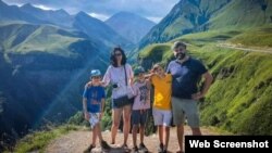 ზაზა მესხი მეუღლესთან და შვილებთან ერთად