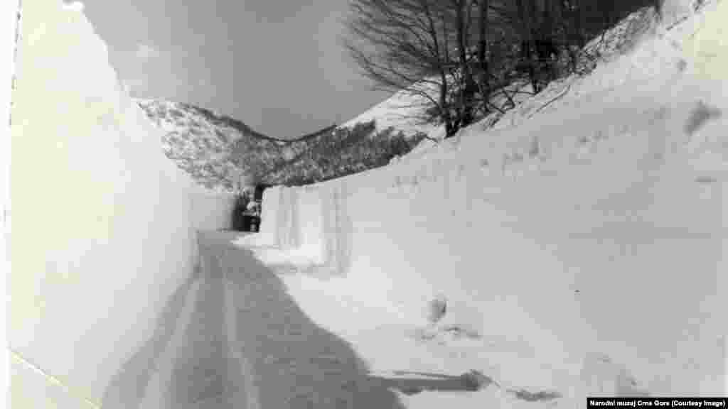 Zbog velikog snijega, put do vrha planine Lovćen često je bio nepristuačan. Na fotografiji su zabilježeni nanosi snijega iz 1973. 