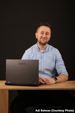 Aktivista iz Tuzle Adi Selman tvrdi da su precrtani natpisi poruka da neko nije dobrodošao