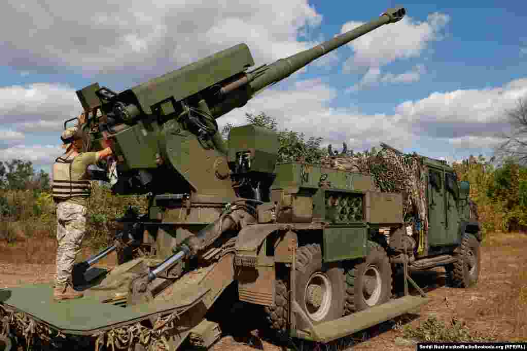 Українські військові готуються до стрільби із самохідної гаубиці 2С22 «Богдана» по російських військах.Східний напрямок