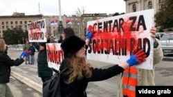 "Nijedna više - stop femicidu", poruka je sa protesta održanog 25. februara u Beogradu ispred zgrade Vlade Srbije.