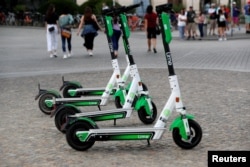 Električni trotineti koji se izdaju putem aplikacije u Berlinu, Nemačka