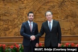 Ministar unutrašnje i spoljne trgovine, Tomislav Momirović (na fotografiji levo) smatra da je saradnja sa Kinom "strateška stvar koja će promeniti perspektivu svih investitora"