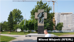 Centar Prijedora, spomenik borcima nekadašnje Vojske Republike Srpske, juli 2023. 