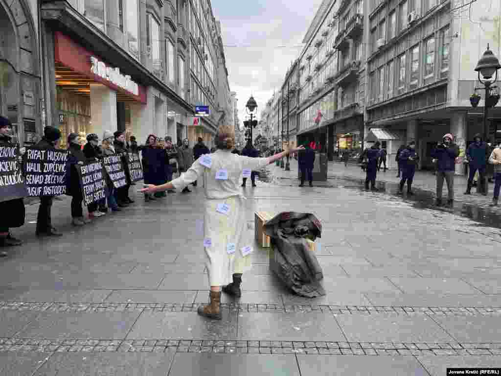 "Mi smo danas ovde da podsetimo društvo u kojem živimo na ovaj zločin. Sve dok zvanična istorija ne upiše ove žrtve u istoriju, zadatak nas kao civilnog društva je da obelodanjujemo istinu o njima", kazao je Miloš Urošević član mirovne grupe Žene u crnom.  