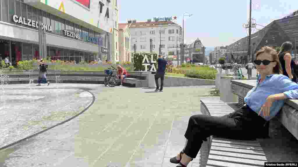 "Meni je sunce nedostajalo, tako da sam izašla na deset, petnaest minuta, vrlo brzo ću se skloniti, svjesna sam da je opasno. Nosim zaštitni faktor, ako sam duže na suncu nosim vodu sa sobom, šešir. Obavezno nosim sunčane naočale, i u novembru. Mislim da se trebaju čuvati ljudi svih godina", rekla je Branka u Sarajevu. 