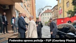 Ministar Isak dočekuje puštene iz pritvora Munjića i Selmanovića ispred zgrade Ministarstva unutrašnjih poslova FBiH, 25. april 2024. 