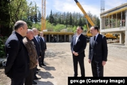 პრემიერი და შს მინისტრი მშენებლებს ელაპარაკებიან