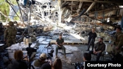 Povjerenje u predsjednika Volodimira Zelenskog, koji je na fotografiji u razgovoru s novinarima tokom posjete Harkivu u aprilu 2024, opada među Ukrajincima.