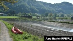 Voda se nakon poplave prošle sedmice na području Bosanske Krupe povukla iz kuća, ali je još uvijek u neposrednoj blizini.