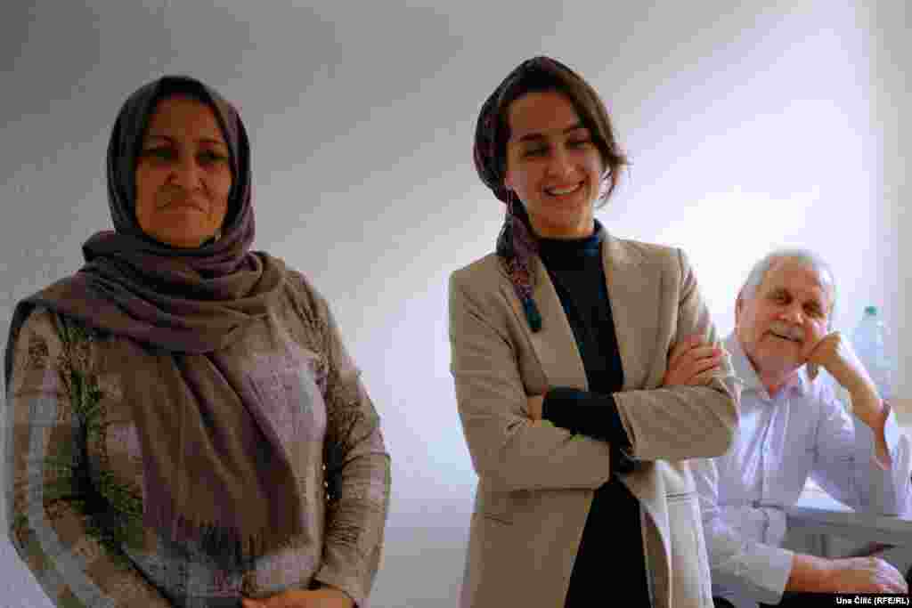 Fariba Aram, Seemina komšinica i novinarka, iz Afganistana je stigla uz pomoć njemačke vlade, a sa njom su uspjeli doći i njeni roditelji. "Seema je najbolja kuharica", kaže nam. 