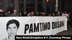 Porodica i aktivisti na obeležavanju 26. godišnjice ubistva Dušana Jovanovića u Beogradu, 18. oktobar 2023.