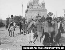 Jermenski vojnici u Jerevanu dovode grupu muškaraca koji su opisani kao "dezerteri iz jermenske vojske".