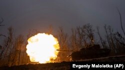 Український танк веде вогонь по російських позиціях на передовій біля Бахмута, 8 березня 2023 року