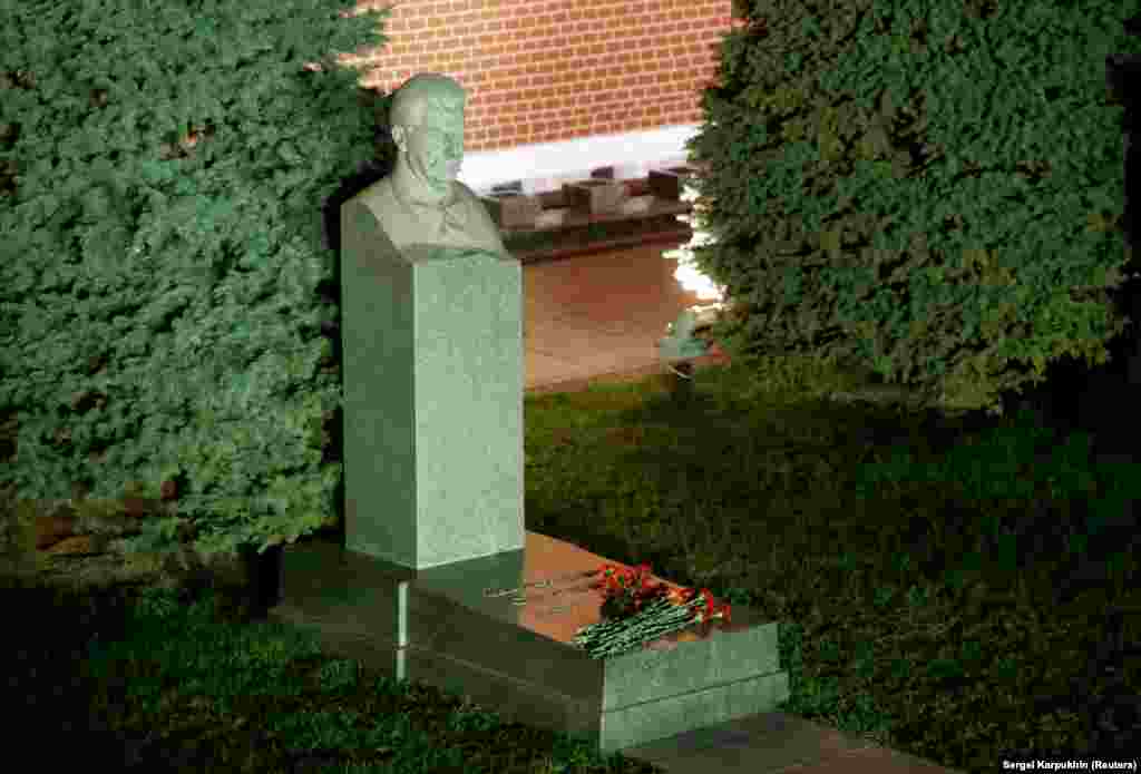 Nakon što je njegovo balzamirano tijelo izneseno iz mauzoleja, Staljin je pokopan uz zidove Kremlja.