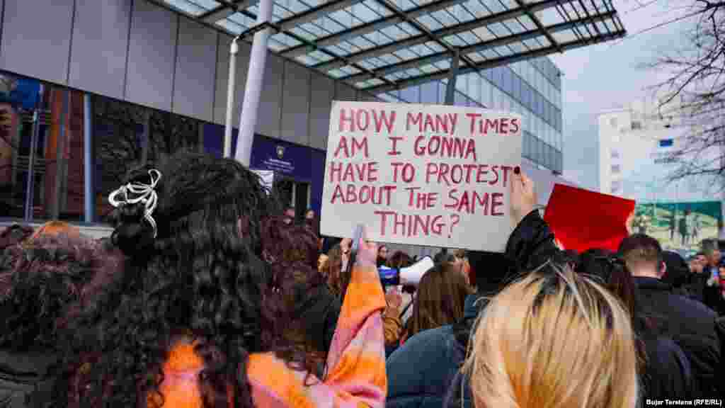 "Koliko puta moram da protestujem zbog iste stvari", bila je poruka na jednom od transparenata.