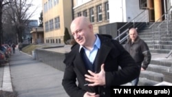 Zvonko Veselinović i iza njega Milan Radoičić izlaze iz Specijalnog suda u Beogradu u februaru 2015. godine, gde su bili optuženi zbog nezakonitog prisvajanja 32 kamiona Hipo Alpe Adria Lizinga.