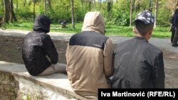 "Ovo se dešava na nedeljnom nivou. Svaki put dođu odozgo i opkole ceo kamp".