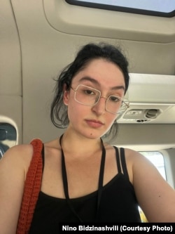 ნინო ბიძინაშვილი სამარშრუტო ტაქსიში, რომელსაც ფესტივალის ორგანიზატორები და მოხალისეები ტერიტორიიდან გაჰყავს