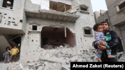 Deca na mestu izraelskog napada na kuću u Kan Junisu na jugu Pojasa Gaze, 29. mart 2024.