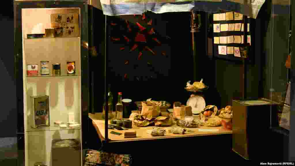 Postavka pokazuje i kako je izgledao jedan prosječan štand na ratnim pijacama u Sarajevu. 