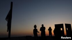 Ljudi gledaju na Pojas Gaze, Sderot Izrael, 16. maj 2024. 