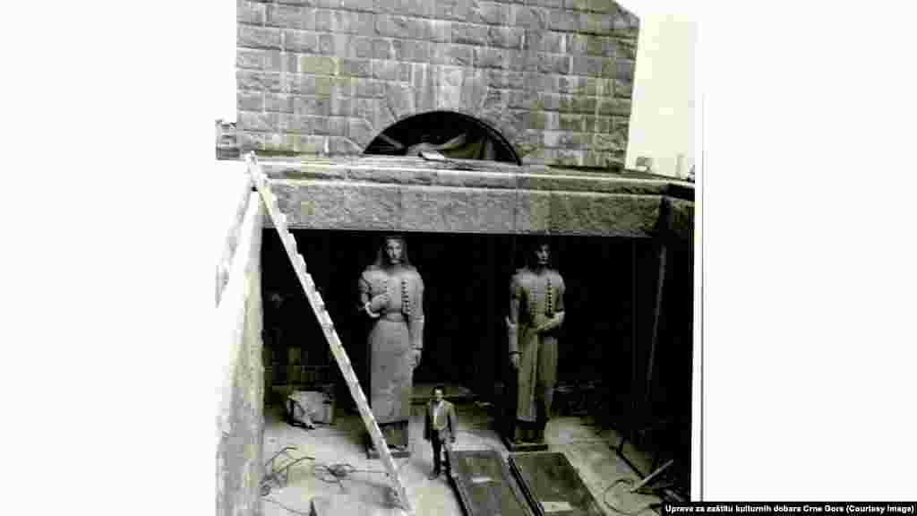 Na ulazu u Mauzolej su dvije karijatide, koje predstavljaju Crnogorke. Teške su po 7,5 tona. 