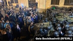 აქცია პარლამენტის შენობასთან. 16 აპრილი