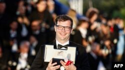 Redatelj Nebojša Slijepčević tokom dodjele nagrade na festivalu u Cannesu, 25. maj 2024.