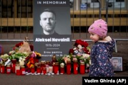 რუმინეთი - ყვავილები და სანთლები ნავალნის ხსოვნის უკვდავსაყოფად