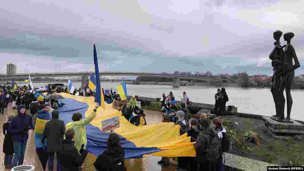 Antiratna šetnja simbolično se završila kod spomenika "Porodica" koji podseća na ubistvo više hiljada Novosađana. Novosadsku raciju su sprovele mađarske fašističke snage 1942. godine.  