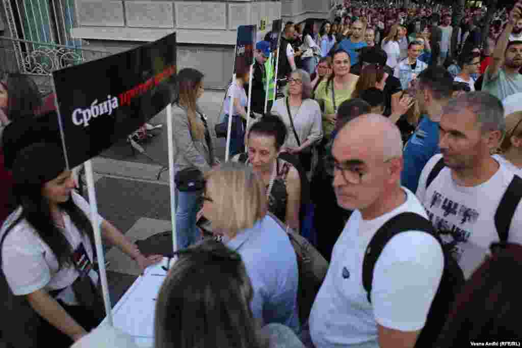 Građani ispred punktova kod Predsedništva Srbije su, na poziv organizatora, pisali poruke predsedniku Srbije Aleksandru Vučiću.