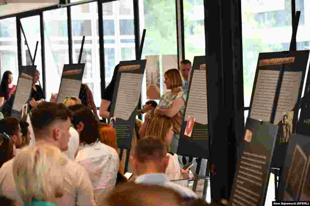 Snage Vojske Republike Srpske su tokom genocida u Srebrenici u julu 1995. godine ubile oko 8.000 muškaraca i dječaka. Do sada su identifikovani posmrtni ostaci 6.955 osoba.  