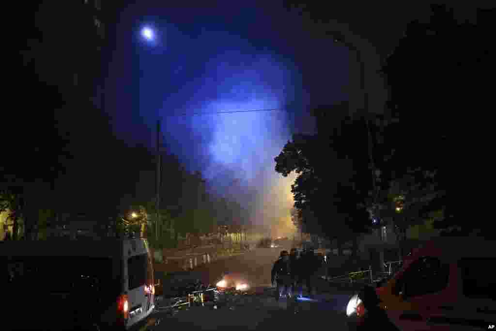 Helikopter nadlijeće pariško predgrađe Nanterre u Francuskoj u petak, 30. juna 2023., treće noći protesta izazvanih ubistvom 17-godišnjaka. 