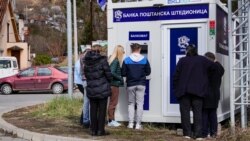 Srbi sa Kosova idu po plate i penzije u Srbiju Srbi sa Kosova idu po plate i penzije u Srbiju