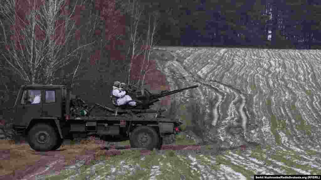 ЗУ-23-2 – спарена зенітна установка калібру 23 мм («ЗУшка»). Використовується як при штурмі укріплень противника, так і для захисту блокпостів. Та основне її призначення – знищення повітряних цілей, що рухаються на висоті до 1500 м.